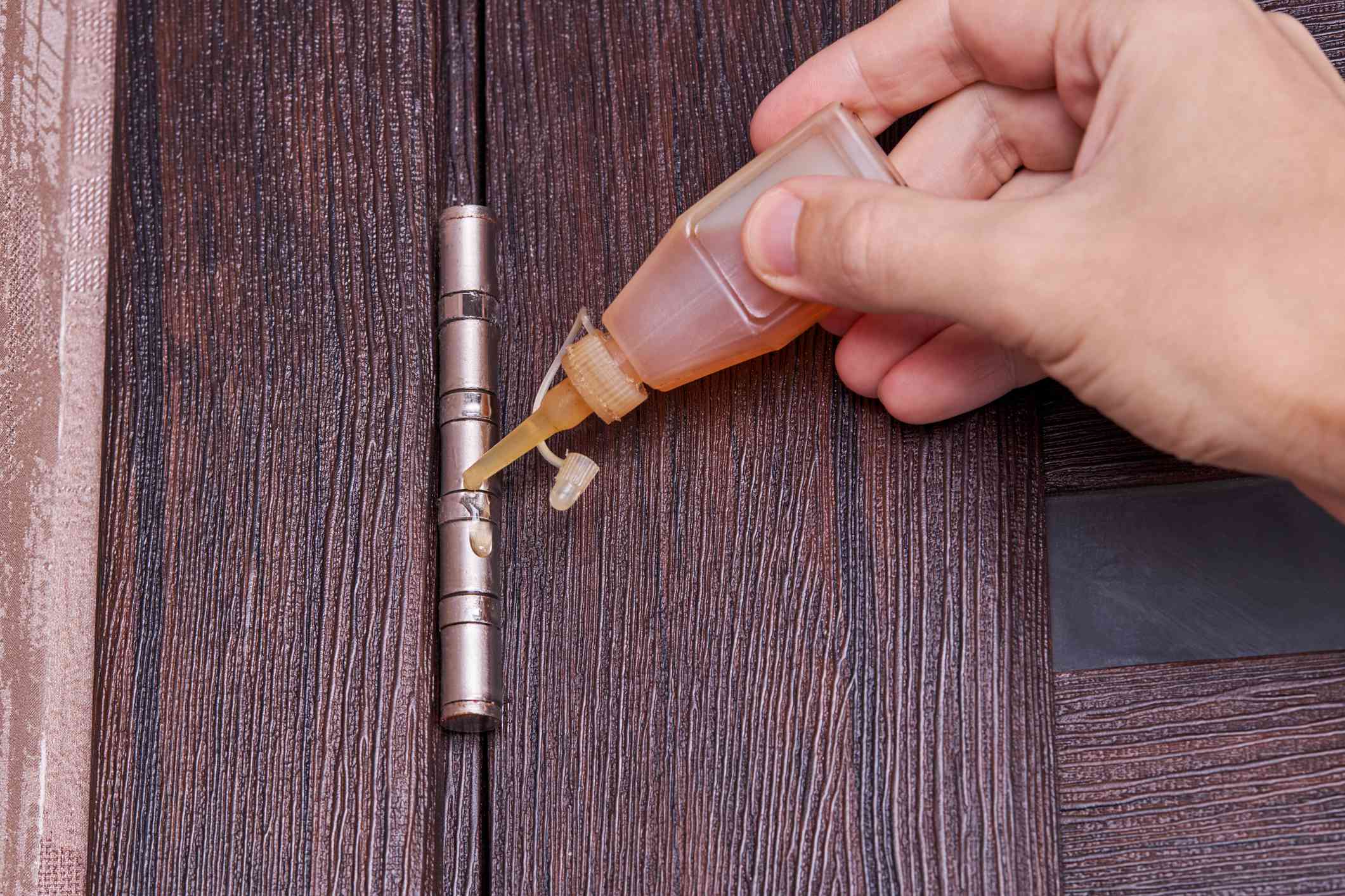 Tips on how to Repair a Squeaky Door in 6 Easy Methods